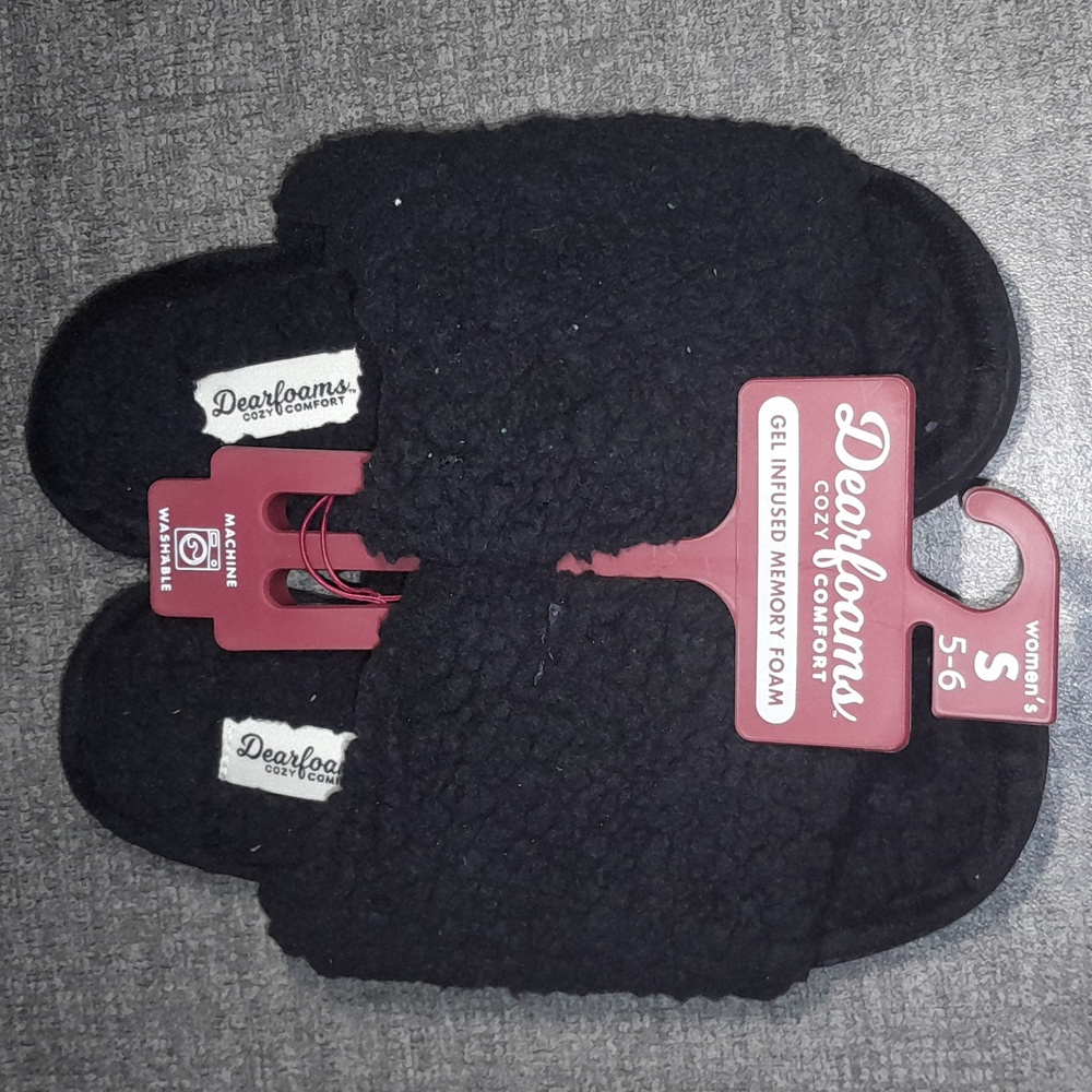 Pair of fuzzy cozy comfort Dearfoams